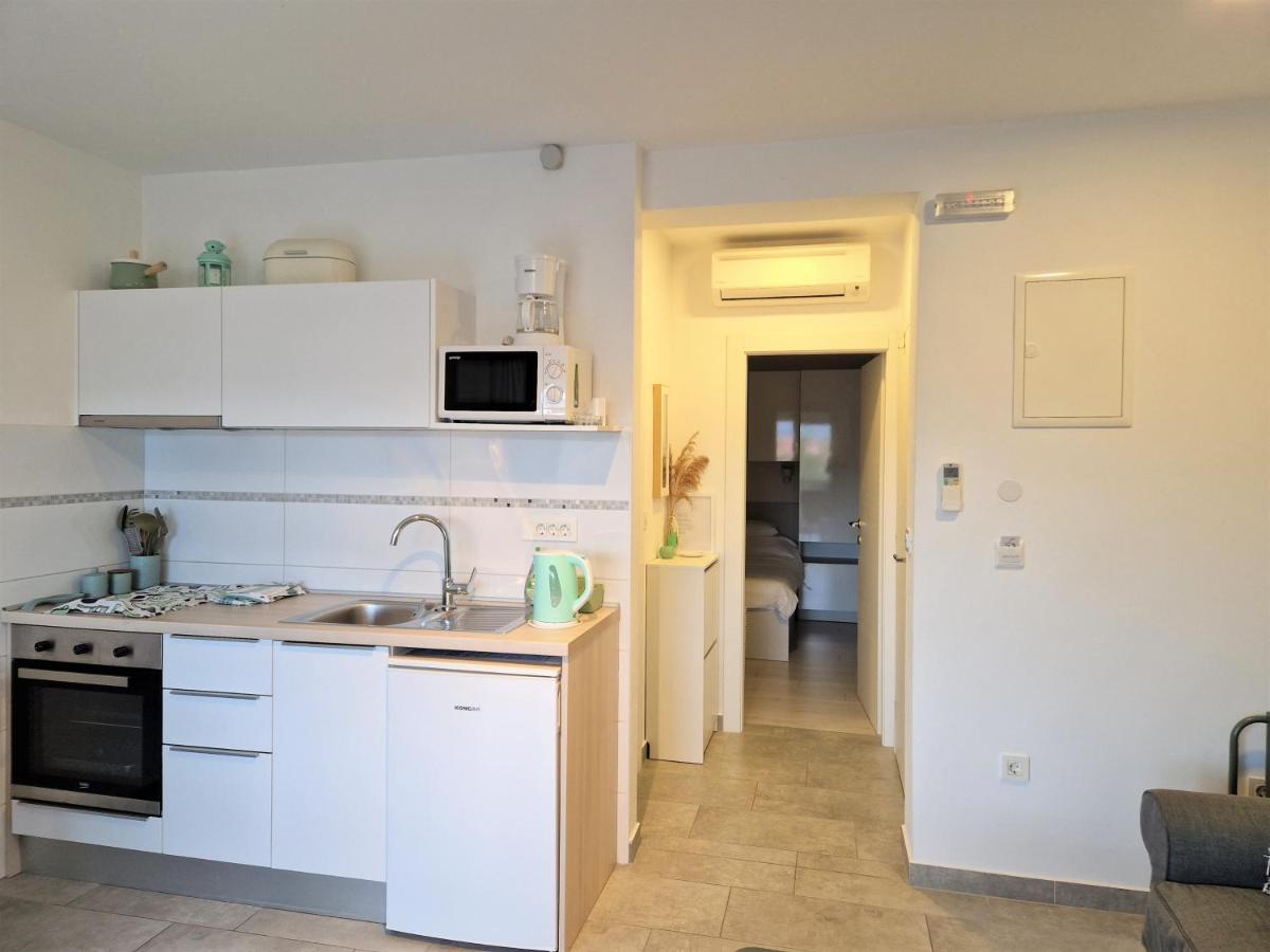 Apartments Nina Rab Town Bagian luar foto